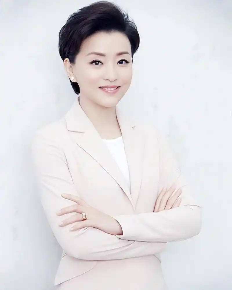 回顾杨澜:26岁从央视辞职,二婚嫁百亿富豪,相伴27年恩爱如初