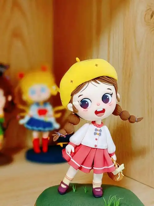 贝雷帽女孩粘土人偶