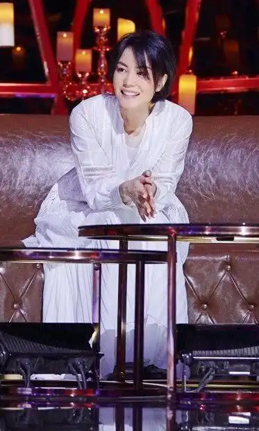 王菲《幻乐之城》造型回顾,帅起来真没谢霆锋什么事了