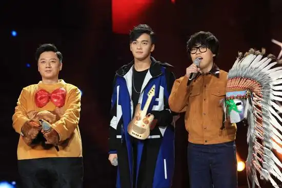 蒙面唱将猜猜猜第十期猜评团赢得大满贯彭佳慧杨乃文李琦张磊等揭面