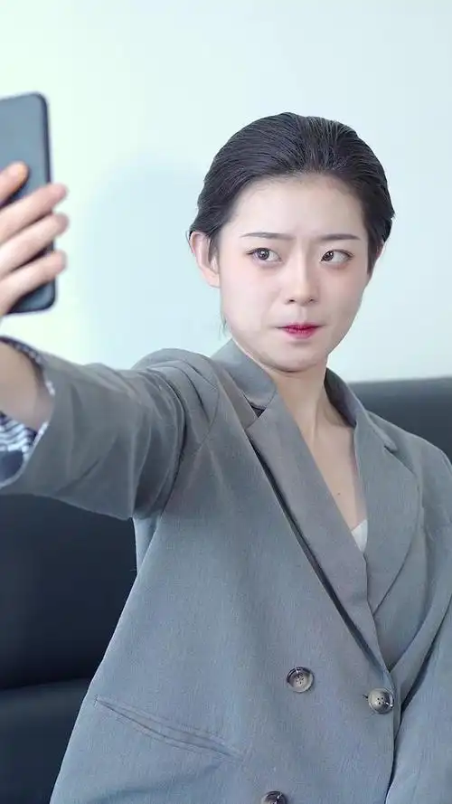 好好珍惜那个自拍时愿意头伸前面的闺蜜吧@叶公子的