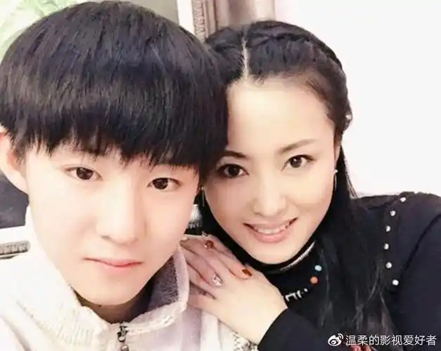 《乡村爱情》中的当年第一美女,儿子和王俊凯合影像双胞胎