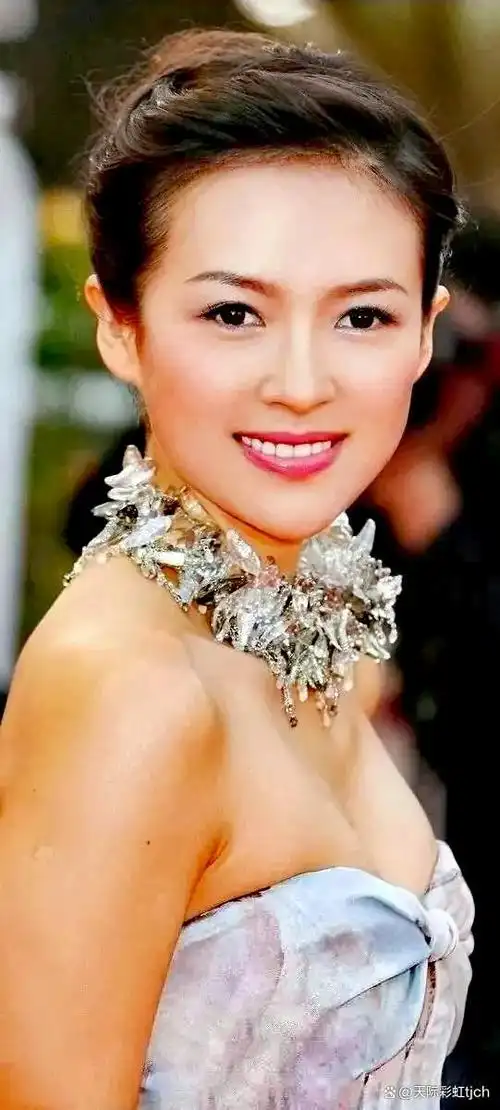 1979年2月9日章子怡出生于北京市海淀区的一个普通工人家庭里,8岁时