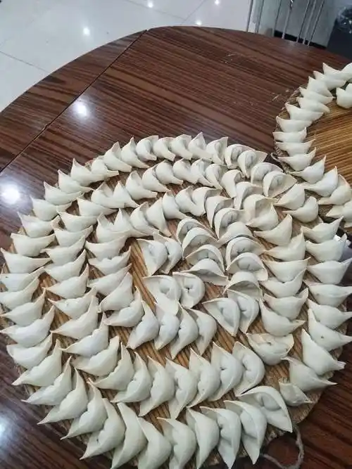 贴完对联妈妈已经准备好我们的年夜饭,饺子是必不可少的主食.