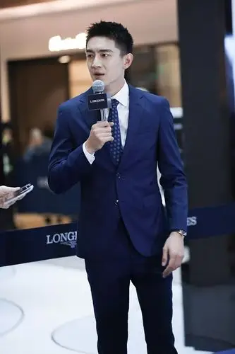 林更新留寸头颜值在线 西装革履绅士范儿 侧颜变身小说男主脸