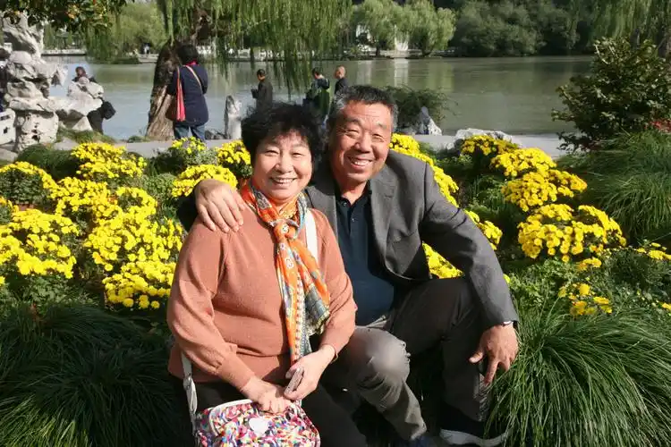 夫妻恩爱,笑的甜蜜.