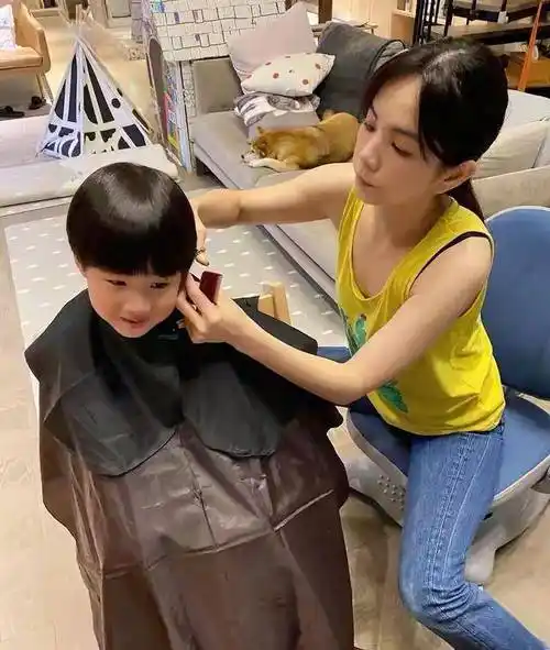 ella亲手帮儿子理发,4岁劲宝神似妈妈,2000多万元豪宅内景曝光_生活