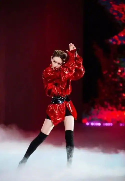 《浪姐2》张馨予终于放开了,安全裤当短裤穿,配长靴霸气时尚_气质