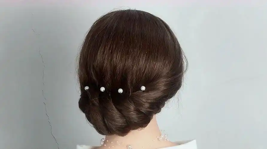 女人40岁不会盘发?试试这样盘,简单优雅又显年轻