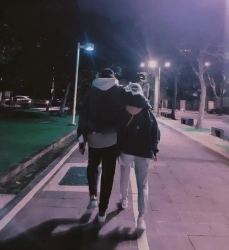 原创萧亚轩疑正式分手小16岁男友晒背影道别两人被曝复合才1个月