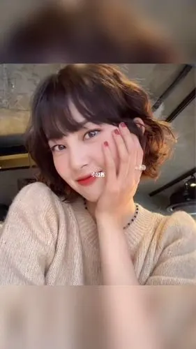 俏皮可爱的短发韩式烫发