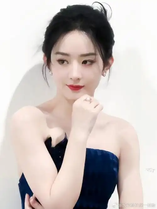 赵丽颖蓝色条纹抹胸长裙造型##赵丽颖燕之屋直播##陪赵丽颖奔赴靡一