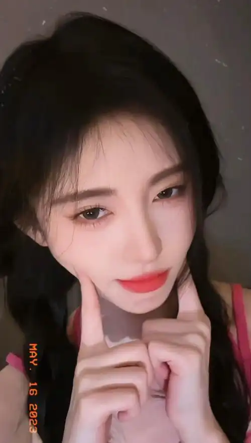 鞠婧祎粉色条纹吊带##鞠婧祎戳脸比心手势舞