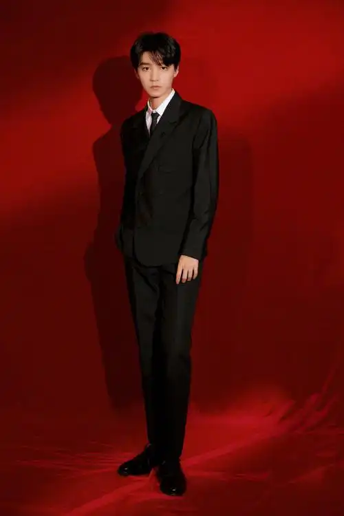 百年文艺演出太成功刘诗诗杨紫变颜霸胡歌王俊凯穿西装帅翻天