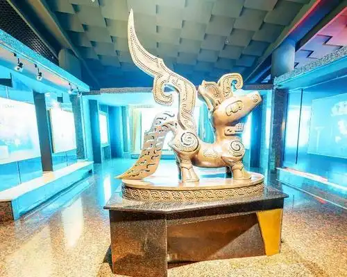 一对造型奇特的神兽雕塑,三星堆遗址全景挂屏,显示了三星堆文明的深邃