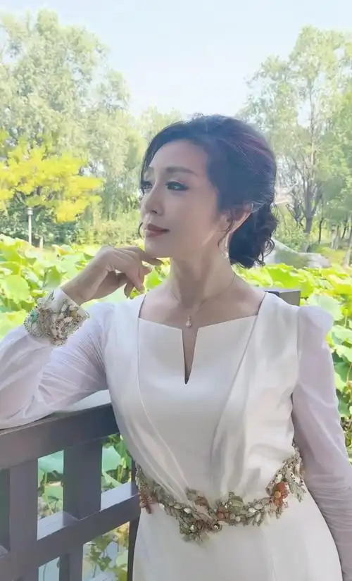 除了带大家看花田之外,李丹阳还来到了荷塘,她换上了一条白色紧身礼服