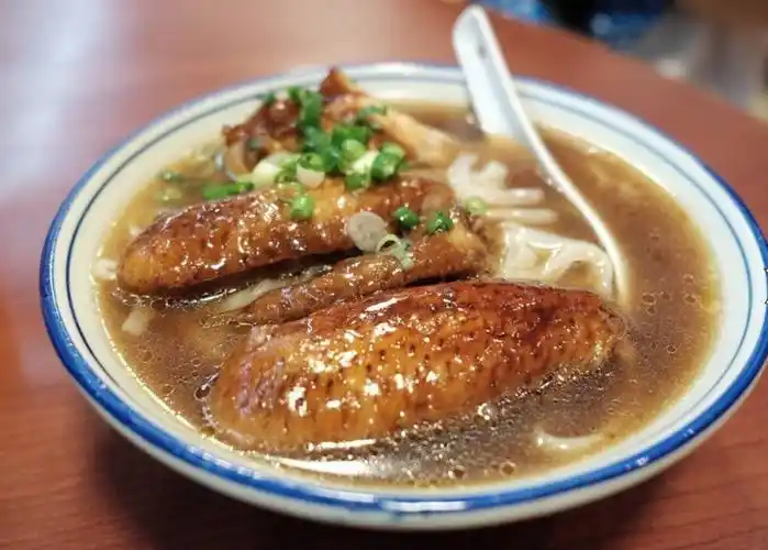 店里面的出品基本上都很好吃,其中最出色的是卤水鸡翅和牛腩,卤水鸡翅