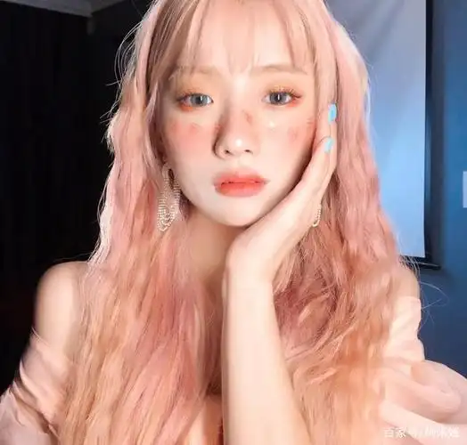 粉色,谁还没有一颗少女心呢,粉系发色超衬肤色,适合皮肤白皙的你.