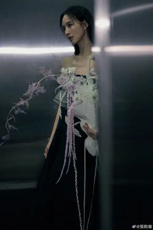 张钧甯吊带蝴蝶裙##张钧甯吊带黑裙