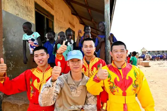 点赞中国蓝盔将爱心带进南苏丹校园