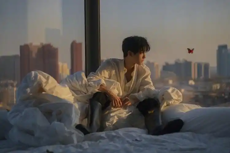 王俊凯冬日暖阳大片,优雅王子开启全新二月,向阳而生追光而行!