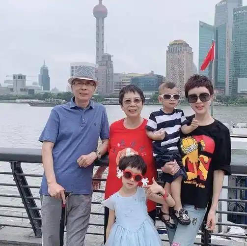 丈夫于冬可能是因为工作的原因缺席了,金巧巧还窃喜