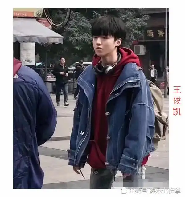 王俊凯带助理玩滑板,助理的神仙颜值太抢镜,网友:不到18岁吧