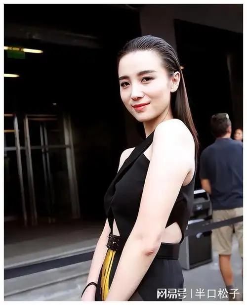 宋佳的演艺之路并非一帆风顺,她起步时只是一个默默无闻的小配角