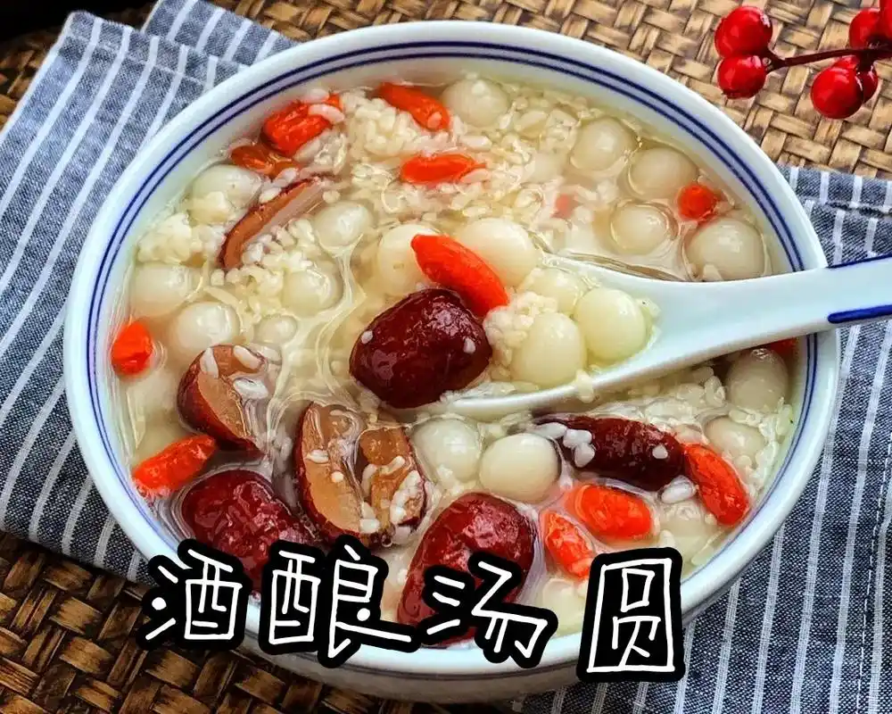 冬天适合来这碗酒酿小汤圆软糯q 弹,清甜爽口,既能解馋又能解 - 抖音