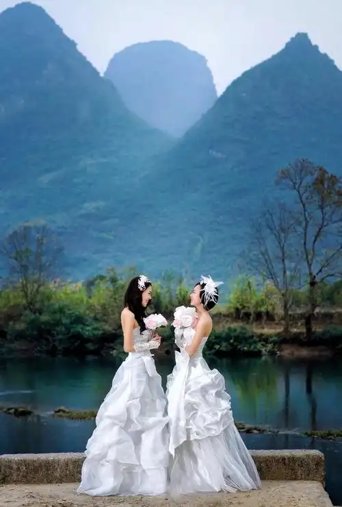 景色秀美风景下的两个美丽白裙女孩