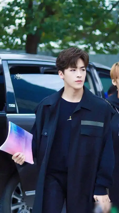 何洛洛新剧完美的他女主变三番海报土得像回家的诱惑