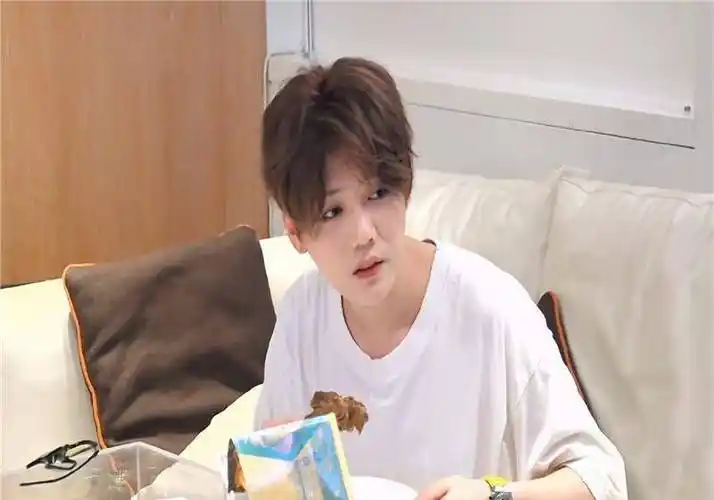 鹿晗素颜出镜,毫无偶像包袱,被陈赫吓到目瞪口呆._节目_样子_什么