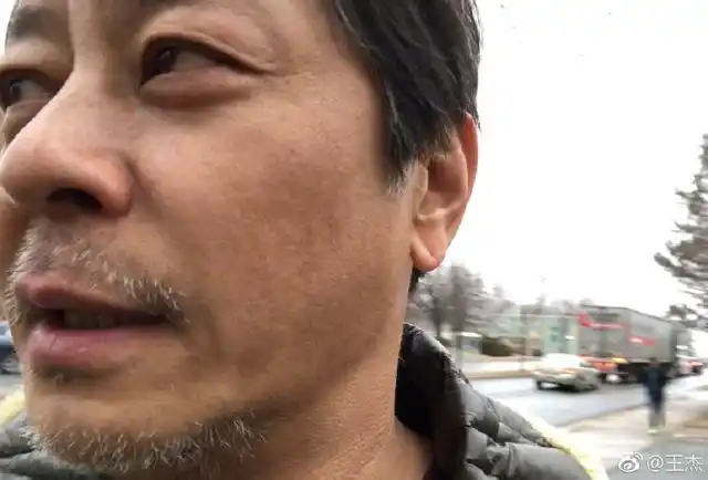 56岁王杰晒自拍,憔悴不堪,满面沧桑胡子都白了