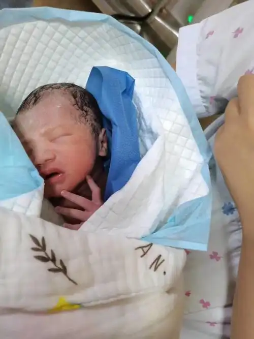 这是宝宝出生后第一张照片