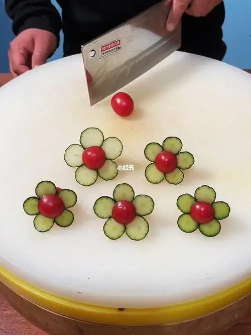 黄瓜和小番茄简单一切一摆就变可爱花朵