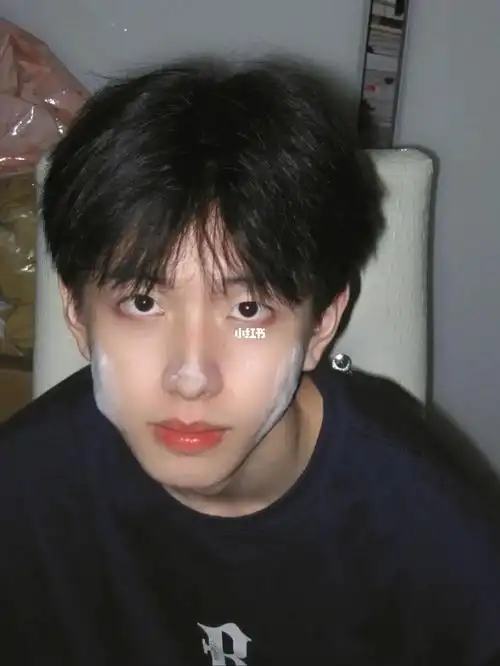 鬓角长度采用剪刀修剪,不能剪太短头顶剪点层次,发尾柔和每天打理只