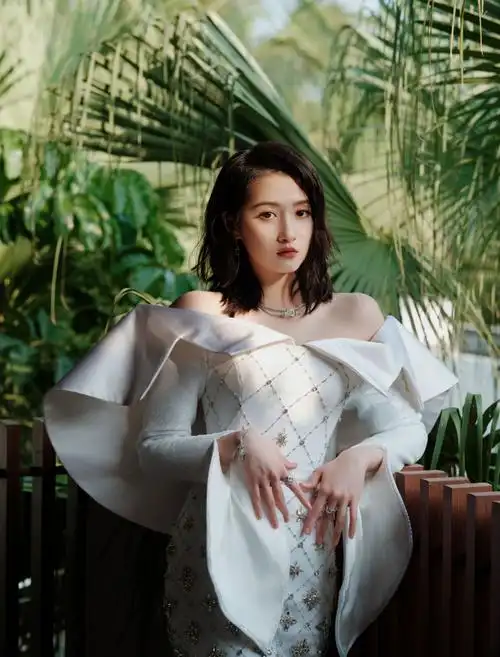 关晓彤分享海边美照,一袭白裙宛如新娘,大秀纤细美腿惹人爱_腾讯新闻