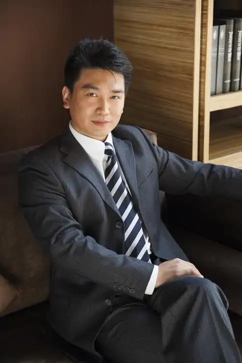 中年商务男士在书房|优图佳视