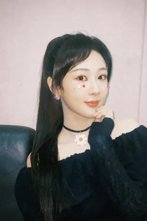 杨紫穿一字肩扎高马尾嘟嘴拍照俏皮可爱