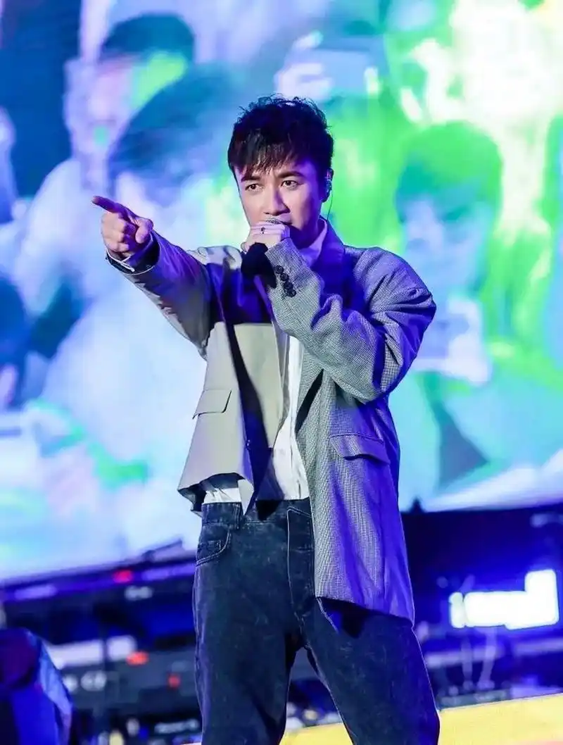 古巨基夫妇去出席一个活动,两位搭配的都很时尚,看上去也很有气势,真