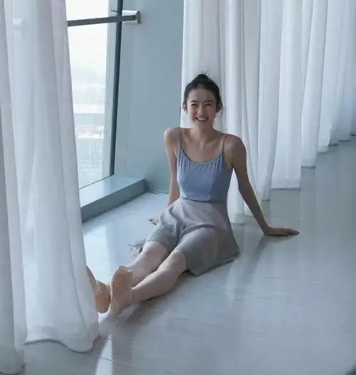 张艺凡练习室照片曝光看清她跳17年芭蕾舞的脚后红是有原因的