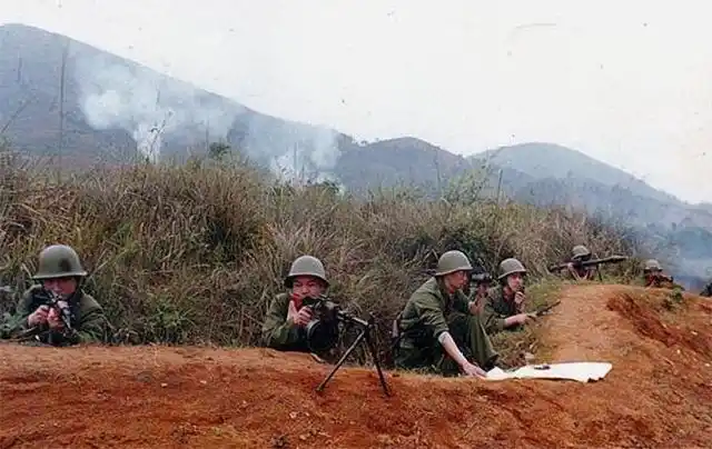 中越战争之法卡山战役最后活下来的战士相拥而泣场面感人