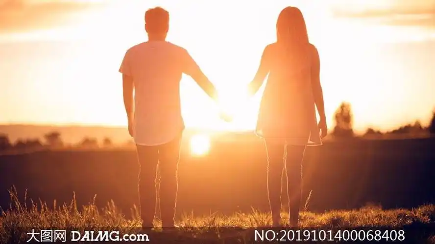 两个人手牵手的背影图片唯美 情侣手牵手背影-图片大观-奇异网