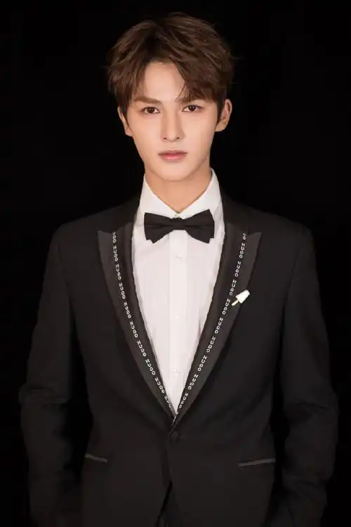 朱正廷黑色绅士写真图片78