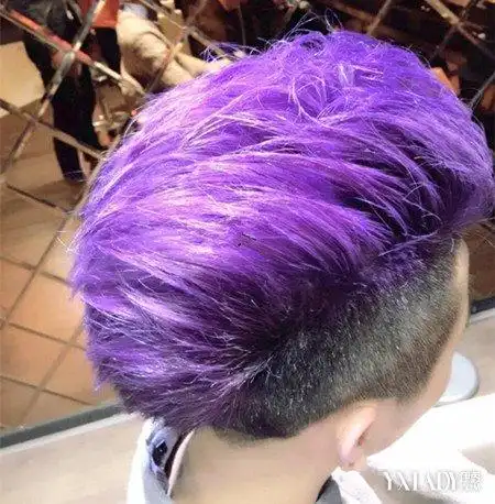 深紫色喜欢尝试大胆的造型的男生,用深紫色为自己赢得旁人的赞美也不