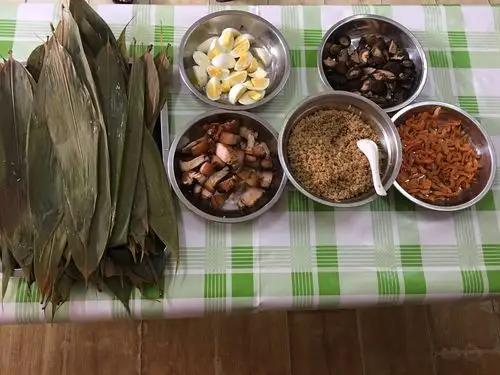 这些是包粽子的材料,端午节有吃粽子的习俗,今天小朋友们要动手来包