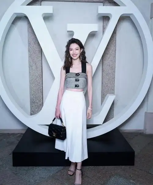 钟楚曦白色长裙优雅时尚写真美出新高度,网友:真不愧是女神!