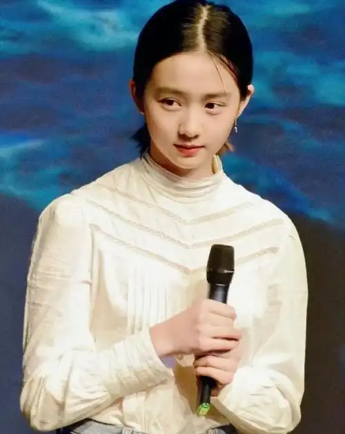 黄多多高中毕业#孙莉发文祝福女儿高中毕业,18岁黄多多戴毕业礼帽