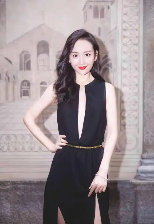 王鸥早年旧照流出,坐在"猩猩"怀中并不害怕,青涩模样惹人爱!