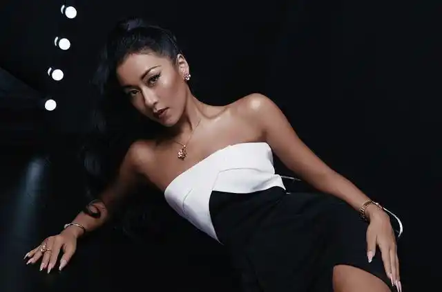 吉克隽逸,中国内地彝族流行乐女歌手,影视演员.